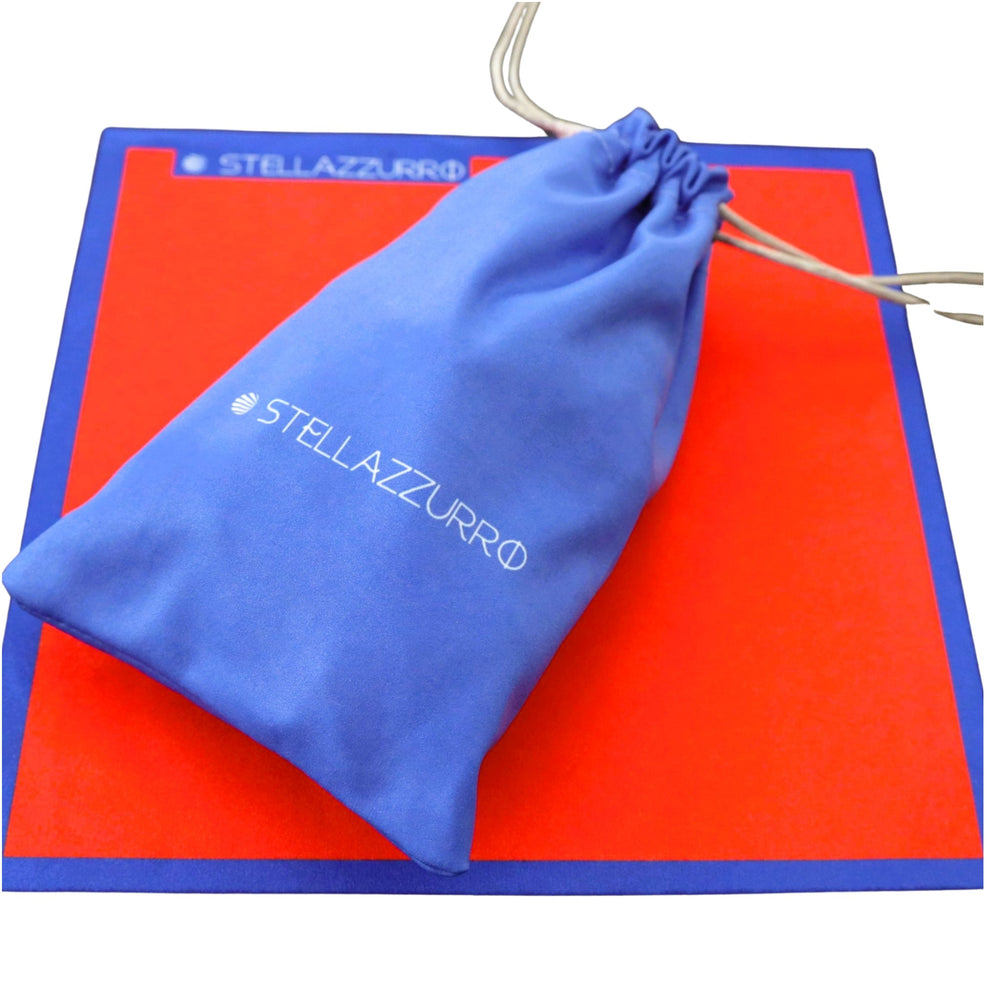 Stellazzurro zakje microvezeldoek met kleurrijk ontwerp voor grondige reiniging van brillen, tablets, sieraden en schermen." "Colorful-designed Stellazzurro microfiber bag for effective cleaning of eyewear, tablets, jewelry, and various screens."