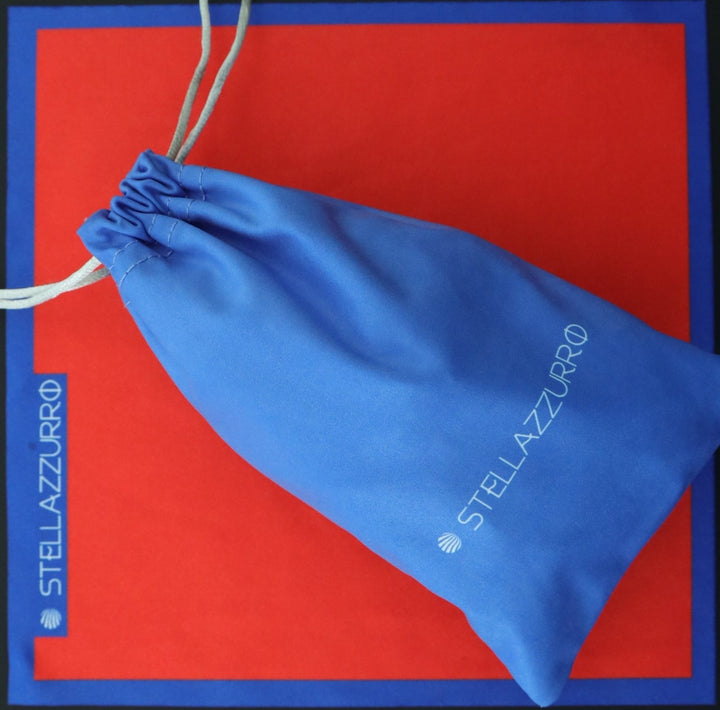 Stellazzurro zakje microvezeldoek met kleurrijk ontwerp voor grondige reiniging van brillen, tablets, sieraden en schermen." "Colorful-designed Stellazzurro microfiber bag for effective cleaning of eyewear, tablets, jewelry, and various screens."