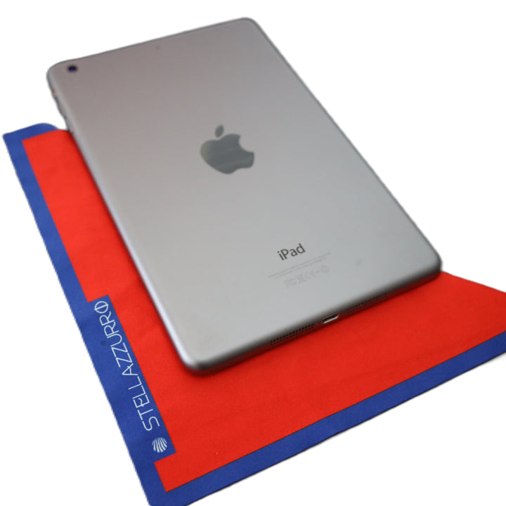 Stellazzurro Rosso microvezeldoek met kleurrijk ontwerp voor grondige reiniging van brillen, tablets, sieraden en schermen." "Colorful-designed Stellazzurro Rosso microfiber cloth for effective cleaning of eyewear, tablets, jewelry, and various screens."