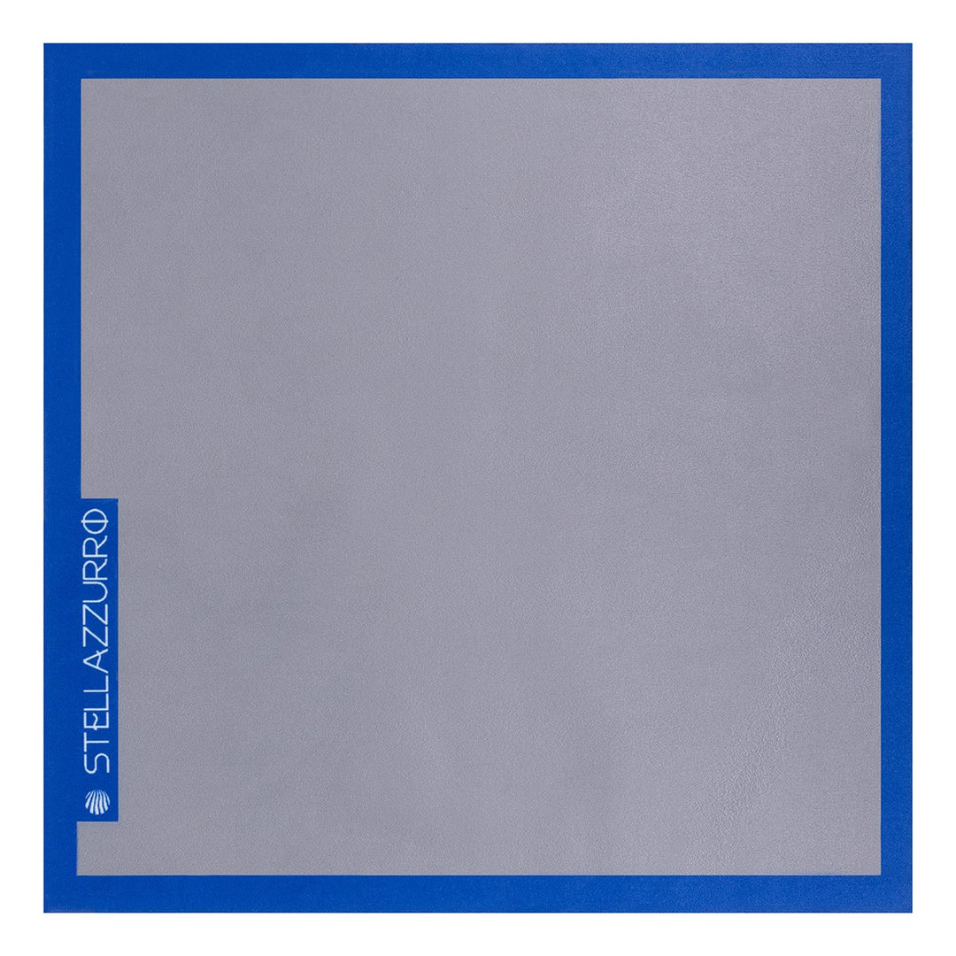 "Stellazzurro Grigio microvezeldoek met kleurrijk ontwerp voor grondige reiniging van brillen, tablets, sieraden en schermen." "Colorful-designed Stellazzurro Cosmo microfiber cloth for effective cleaning of eyewear, tablets, jewelry, and various screens."