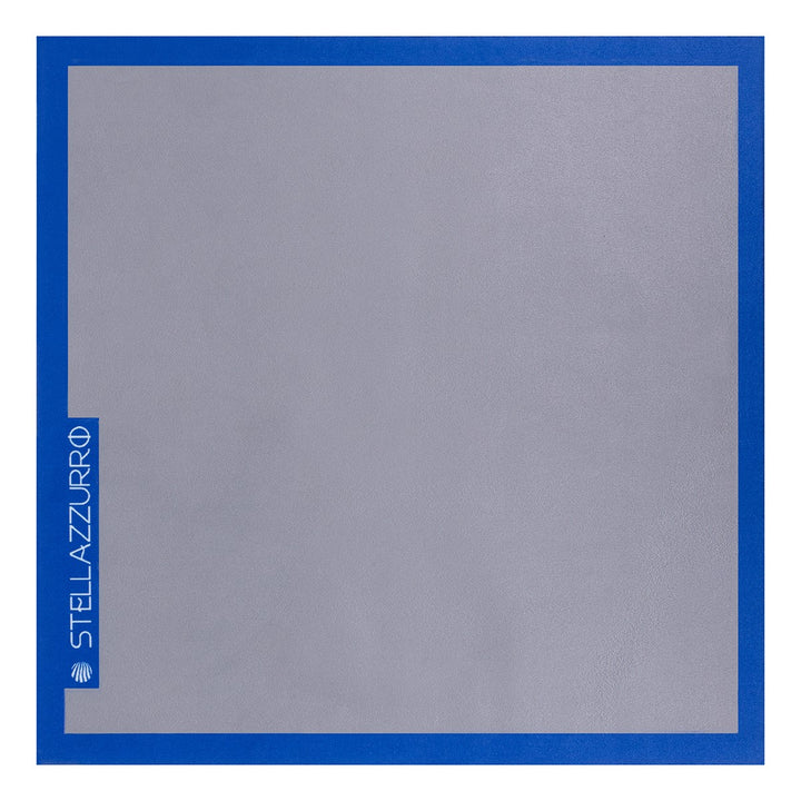 "Stellazzurro Grigio microvezeldoek met kleurrijk ontwerp voor grondige reiniging van brillen, tablets, sieraden en schermen." "Colorful-designed Stellazzurro Cosmo microfiber cloth for effective cleaning of eyewear, tablets, jewelry, and various screens."